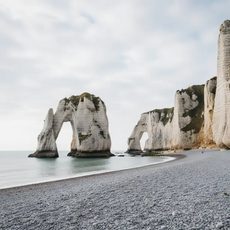 Falaises d'Étretat vues depuis la plage de galets
