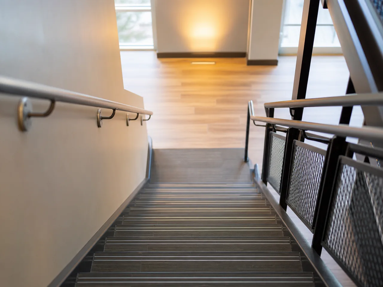 Escalier intérieur sécurisé avec main courante et éclairage de palier