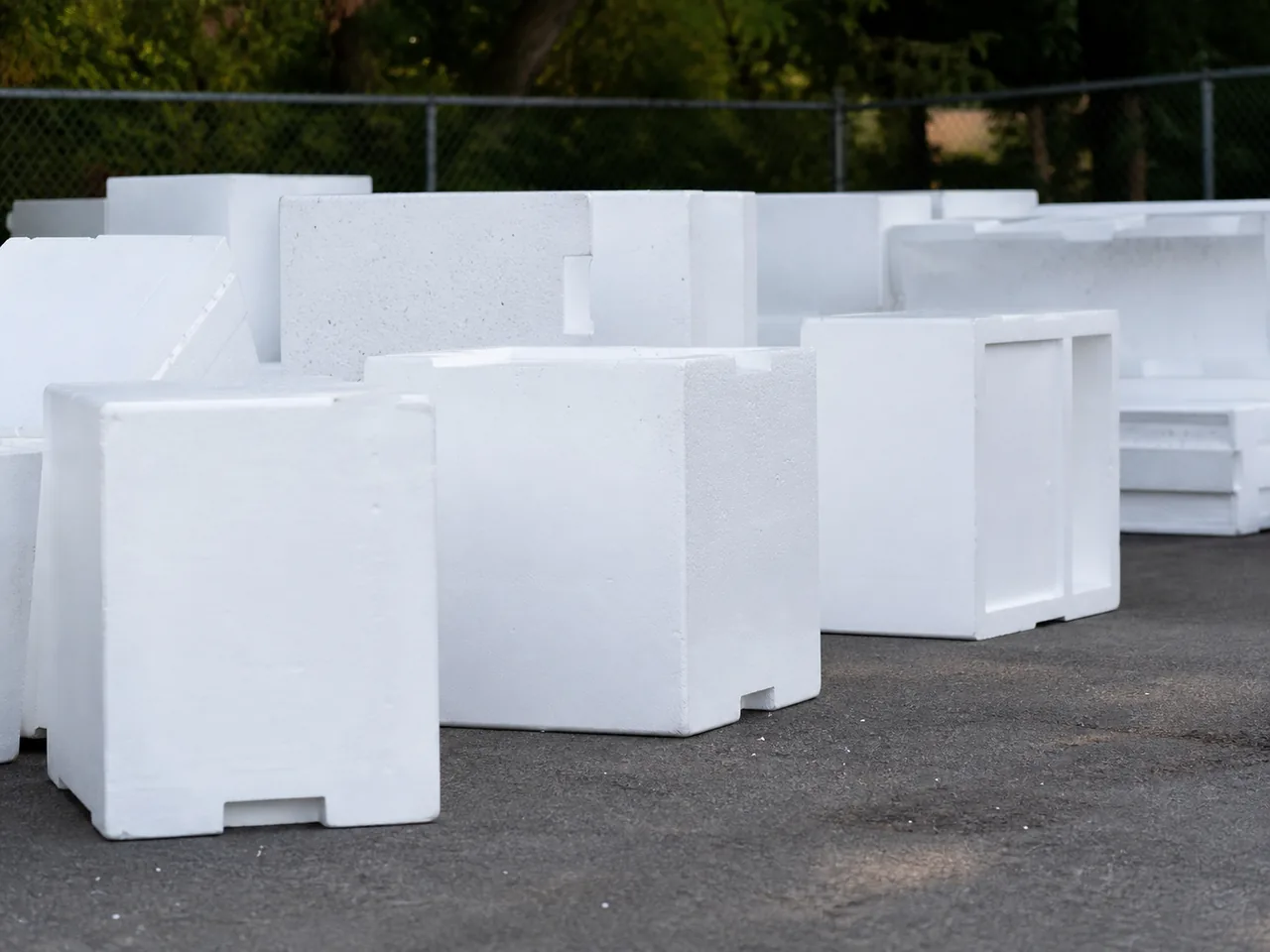 Gros blocs de polystyrène regroupés pour la déchèterie