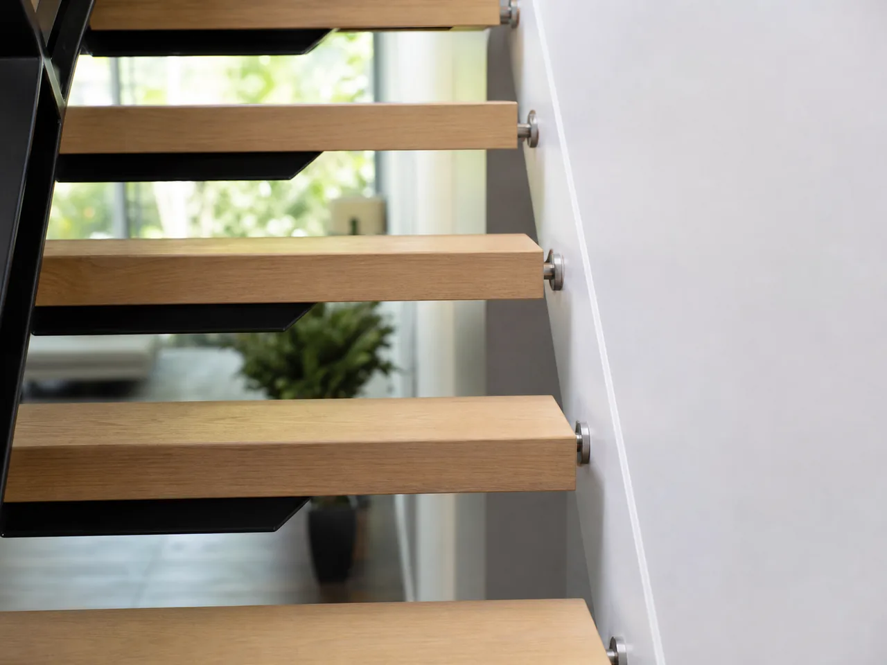 Marches ouvertes et espace latéral à sécuriser dans un escalier intérieur